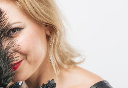 Feathers in Fashion: 2025’s Daring Luxe Style Revival